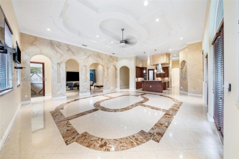 House in Miami, Florida 4 bedrooms, 433.11 sq.m. № 2006650 - photo 12