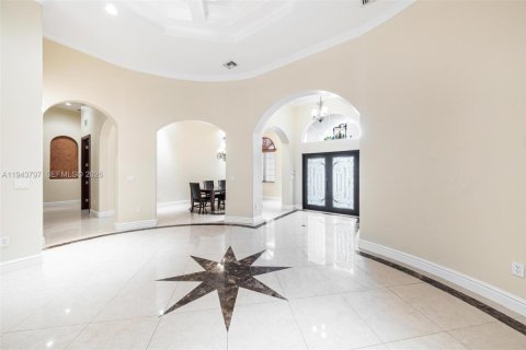House in Miami, Florida 4 bedrooms, 433.11 sq.m. № 2006650 - photo 8
