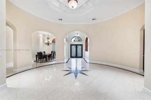 House in Miami, Florida 4 bedrooms, 433.11 sq.m. № 2006650 - photo 7