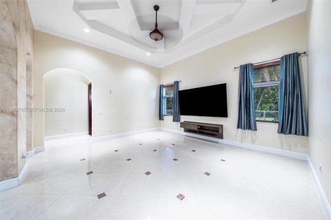 House in Miami, Florida 4 bedrooms, 433.11 sq.m. № 2006650 - photo 11