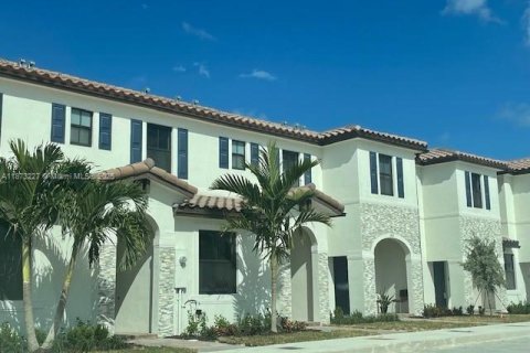 Townhouse in Homestead, Florida 3 bedrooms, 149.76 sq.m. № 1921583 - photo 1