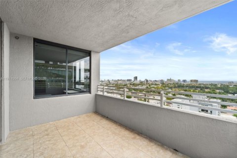 Condo in Miami Beach, Florida, 2 bedrooms № 2033652 - photo 16