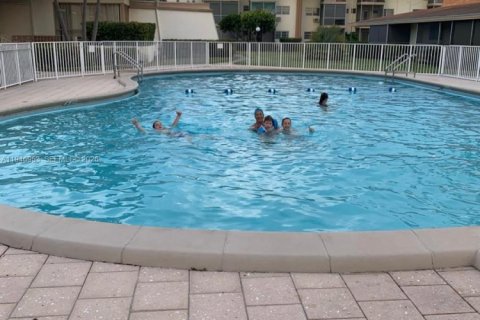 Condo in Miami, Florida, 2 bedrooms  № 2152925 - photo 9