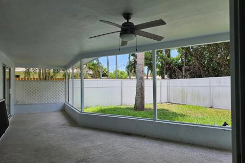 Casa en alquiler en Boca Raton, Florida, 3 dormitorios, 146.51 m2 № 1079292 - foto 1