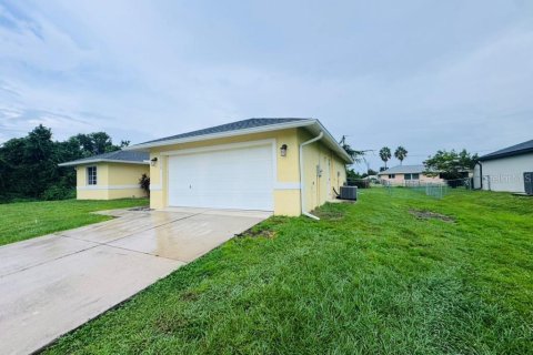 Villa ou maison à vendre à Port Charlotte, Floride: 3 chambres, 138.15 m2 № 2412545 - photo 2