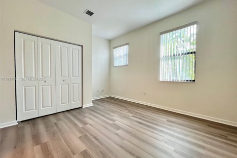 Снять в аренду таунхаус в Санрайз, Флорида 3 спальни, 157.93м2, № 1992301 - фото 14