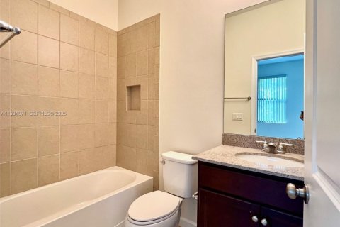 Снять в аренду таунхаус в Санрайз, Флорида 3 спальни, 157.93м2, № 1992301 - фото 15