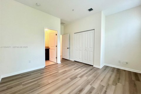 Снять в аренду таунхаус в Санрайз, Флорида 3 спальни, 157.93м2, № 1992301 - фото 16