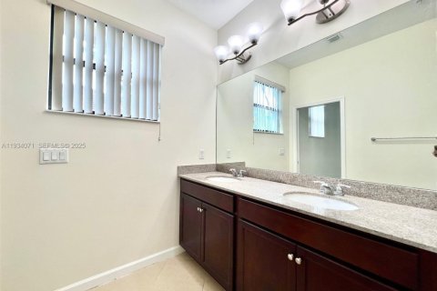 Снять в аренду таунхаус в Санрайз, Флорида 3 спальни, 157.93м2, № 1992301 - фото 11