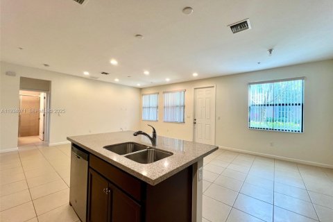 Снять в аренду таунхаус в Санрайз, Флорида 3 спальни, 157.93м2, № 1992301 - фото 5