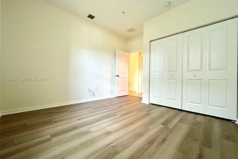 Снять в аренду таунхаус в Санрайз, Флорида 3 спальни, 157.93м2, № 1992301 - фото 17