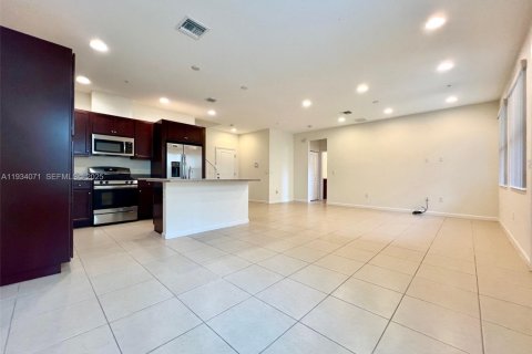 Снять в аренду таунхаус в Санрайз, Флорида 3 спальни, 157.93м2, № 1992301 - фото 2