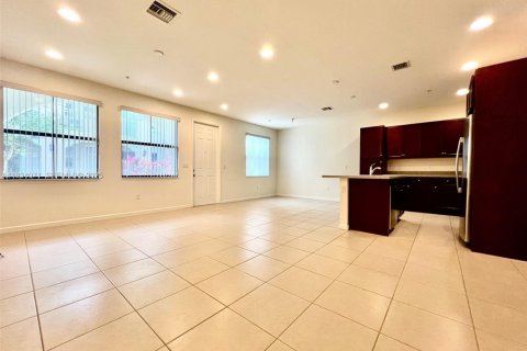 Снять в аренду таунхаус в Санрайз, Флорида 3 спальни, 157.93м2, № 1992301 - фото 3