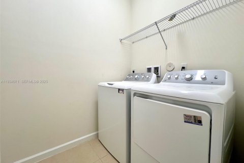 Снять в аренду таунхаус в Санрайз, Флорида 3 спальни, 157.93м2, № 1992301 - фото 20