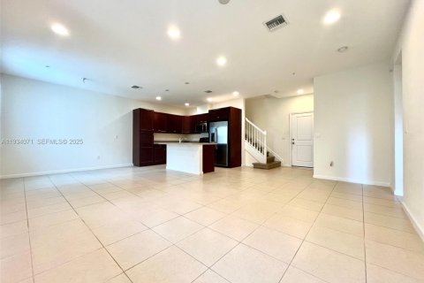 Снять в аренду таунхаус в Санрайз, Флорида 3 спальни, 157.93м2, № 1992301 - фото 6