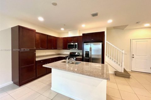 Снять в аренду таунхаус в Санрайз, Флорида 3 спальни, 157.93м2, № 1992301 - фото 4