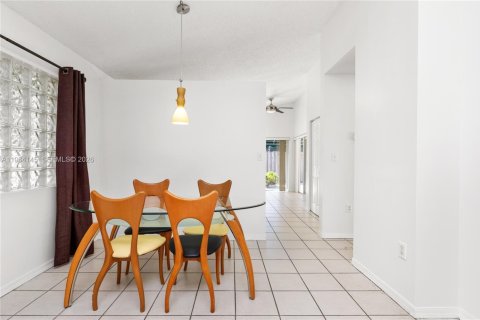 Casa en venta en Miami, Florida, 3 dormitorios, 115.66 m2 № 2028183 - foto 13