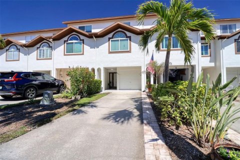 Adosado en venta en Tierra Verde, Florida, 3 dormitorios, 147.25 m2 № 1567208 - foto 1