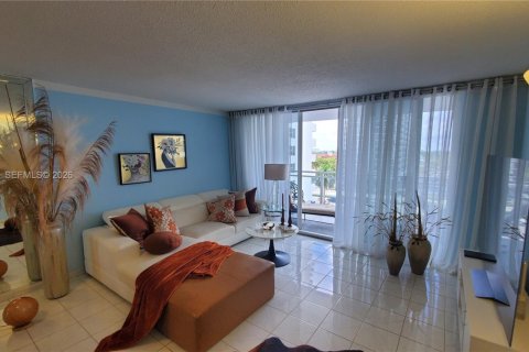 Condo in Hallandale Beach, Florida, 1 bedroom  № 2008106