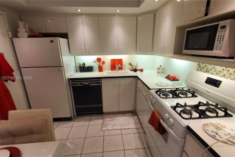 Condominio en venta en Hallandale Beach, Florida, 1 dormitorio, 83.24 m2 № 2008106 - foto 3