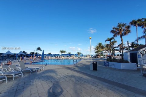 Condominio en venta en Hallandale Beach, Florida, 1 dormitorio, 83.24 m2 № 2008106 - foto 13