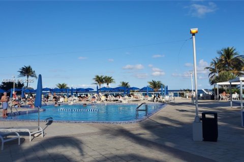 Condominio en venta en Hallandale Beach, Florida, 1 dormitorio, 83.24 m2 № 2008106 - foto 14