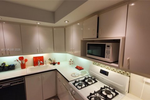 Condominio en venta en Hallandale Beach, Florida, 1 dormitorio, 83.24 m2 № 2008106 - foto 2