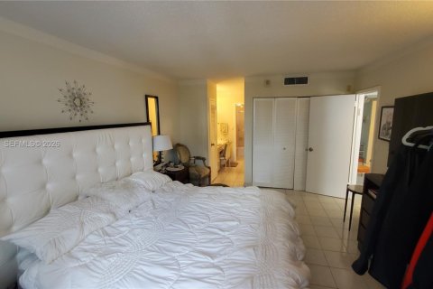 Condominio en venta en Hallandale Beach, Florida, 1 dormitorio, 83.24 m2 № 2008106 - foto 7