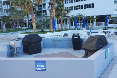Condominio en venta en Hallandale Beach, Florida, 1 dormitorio, 83.24 m2 № 2008106 - foto 11