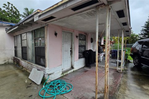 House in Miami, Florida 4 bedrooms, 146.32 sq.m. № 1920621 - photo 8