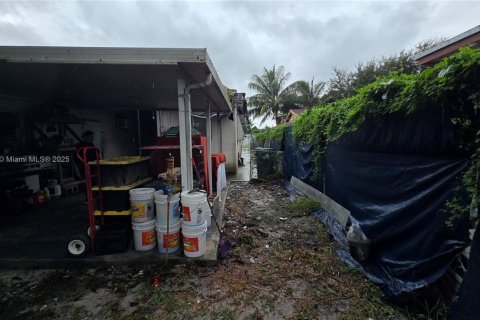 House in Miami, Florida 4 bedrooms, 146.32 sq.m. № 1920621 - photo 4