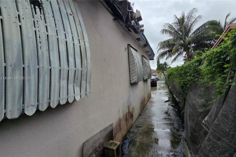 House in Miami, Florida 4 bedrooms, 146.32 sq.m. № 1920621 - photo 6