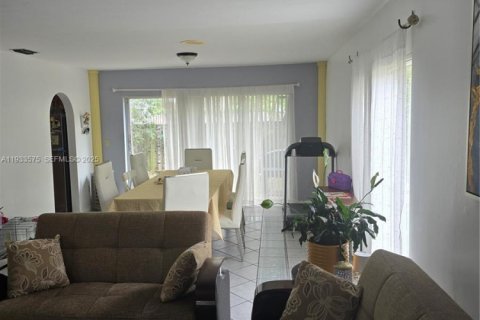 Villa ou maison à vendre à Miami, Floride: 4 chambres, 176.51 m2 № 1992489 - photo 2