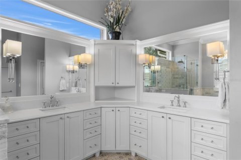 House in Saint Petersburg, Florida 5 bedrooms, 395.21 sq.m. № 2410378 - photo 29