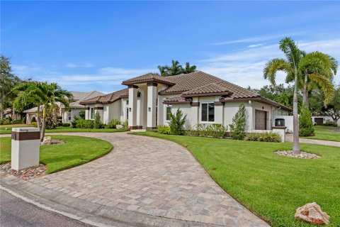 House in Saint Petersburg, Florida 5 bedrooms, 395.21 sq.m. № 2410378 - photo 2