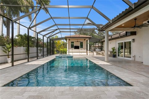 House in Saint Petersburg, Florida 5 bedrooms, 395.21 sq.m. № 2410378 - photo 7