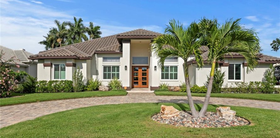 House in Saint Petersburg, Florida 5 bedrooms, 395.21 sq.m. № 2410378