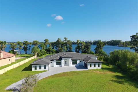 House in Orlando, Florida 4 bedrooms, 480.68 sq.m. № 2388101