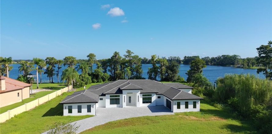 House in Orlando, Florida 4 bedrooms, 480.68 sq.m. № 2388101