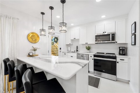 Condo in Sarasota, Florida, 2 bedrooms  № 1869607 - photo 7