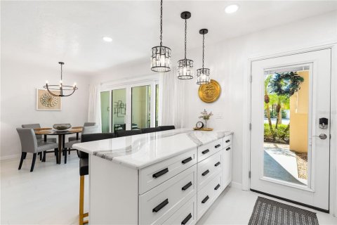Condo in Sarasota, Florida, 2 bedrooms  № 1869607 - photo 5