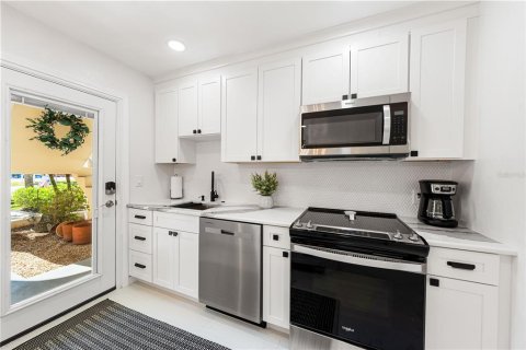 Condo in Sarasota, Florida, 2 bedrooms  № 1869607 - photo 6