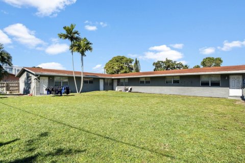 Commercial property in Dania Beach, Florida 332.96 sq.m. № 2033028
