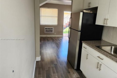 Casa en alquiler en Opa-locka, Florida, 2 dormitorios, 369.75 m2 № 1897429 - foto 9