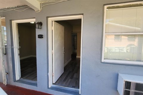 Casa en alquiler en Opa-locka, Florida, 2 dormitorios, 369.75 m2 № 1897429 - foto 8