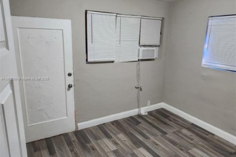 Casa en alquiler en Opa-locka, Florida, 2 dormitorios, 369.75 m2 № 1897429 - foto 2