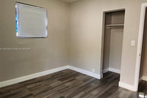 Casa en alquiler en Opa-locka, Florida, 2 dormitorios, 369.75 m2 № 1897429 - foto 7