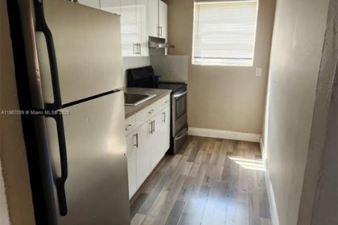 Casa en alquiler en Opa-locka, Florida, 2 dormitorios, 369.75 m2 № 1897429 - foto 5