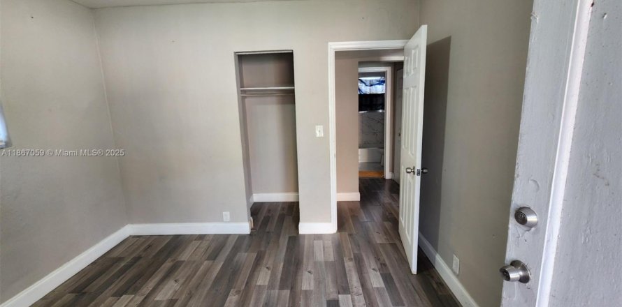 Casa en Opa-locka, Florida 2 dormitorios, 369.75 m2 № 1897429