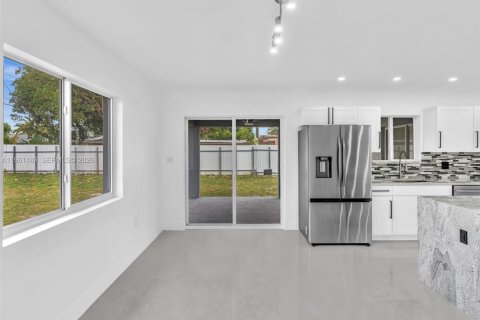 Casa en venta en North Miami, Florida, 5 dormitorios, 185.8 m2 № 2023348 - foto 11